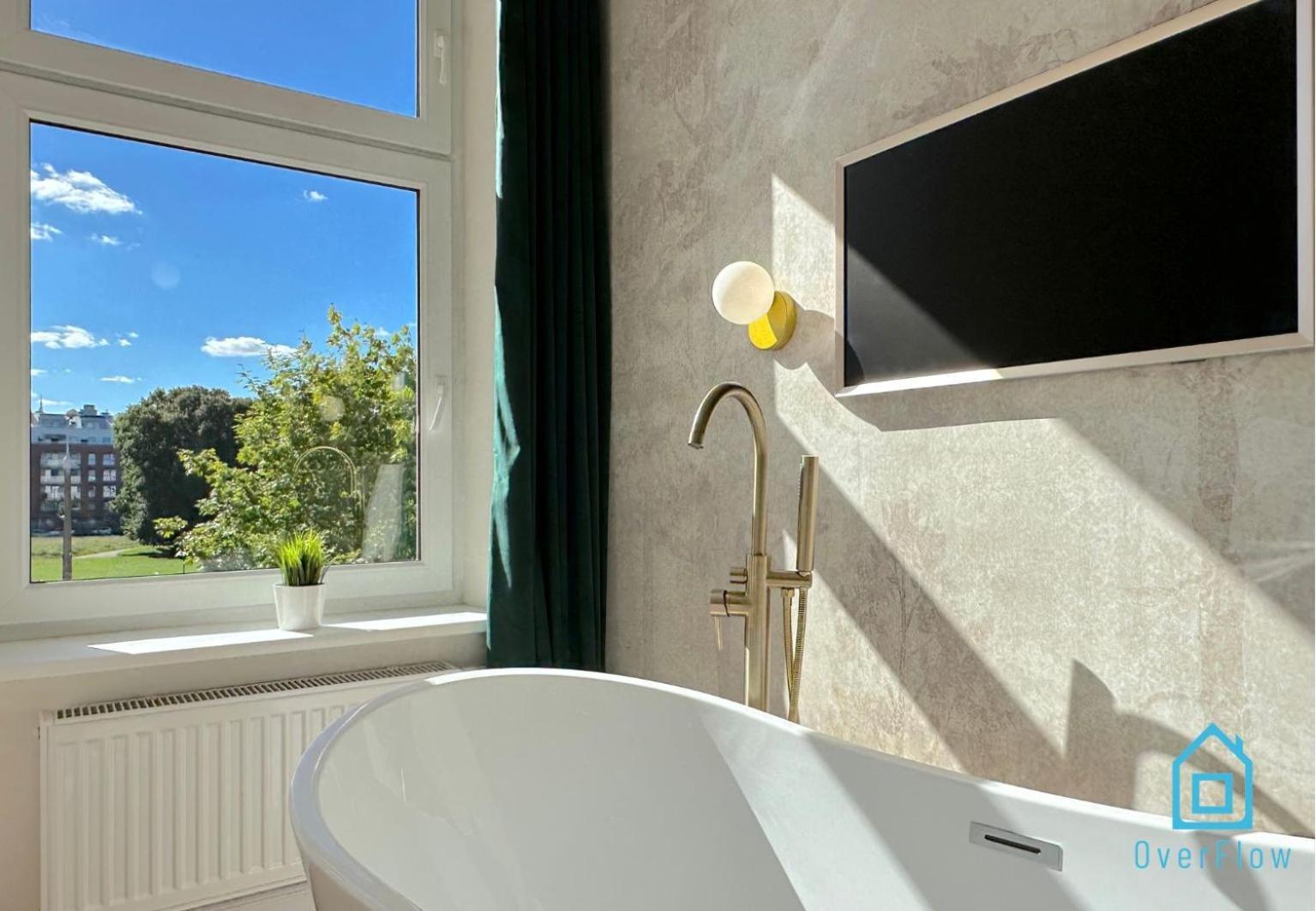 Seredino Relax Apartment- Romantic Escape With A Bathtub In The Bedroom, 5 Minutes To Old Town & Seaside Gdansk